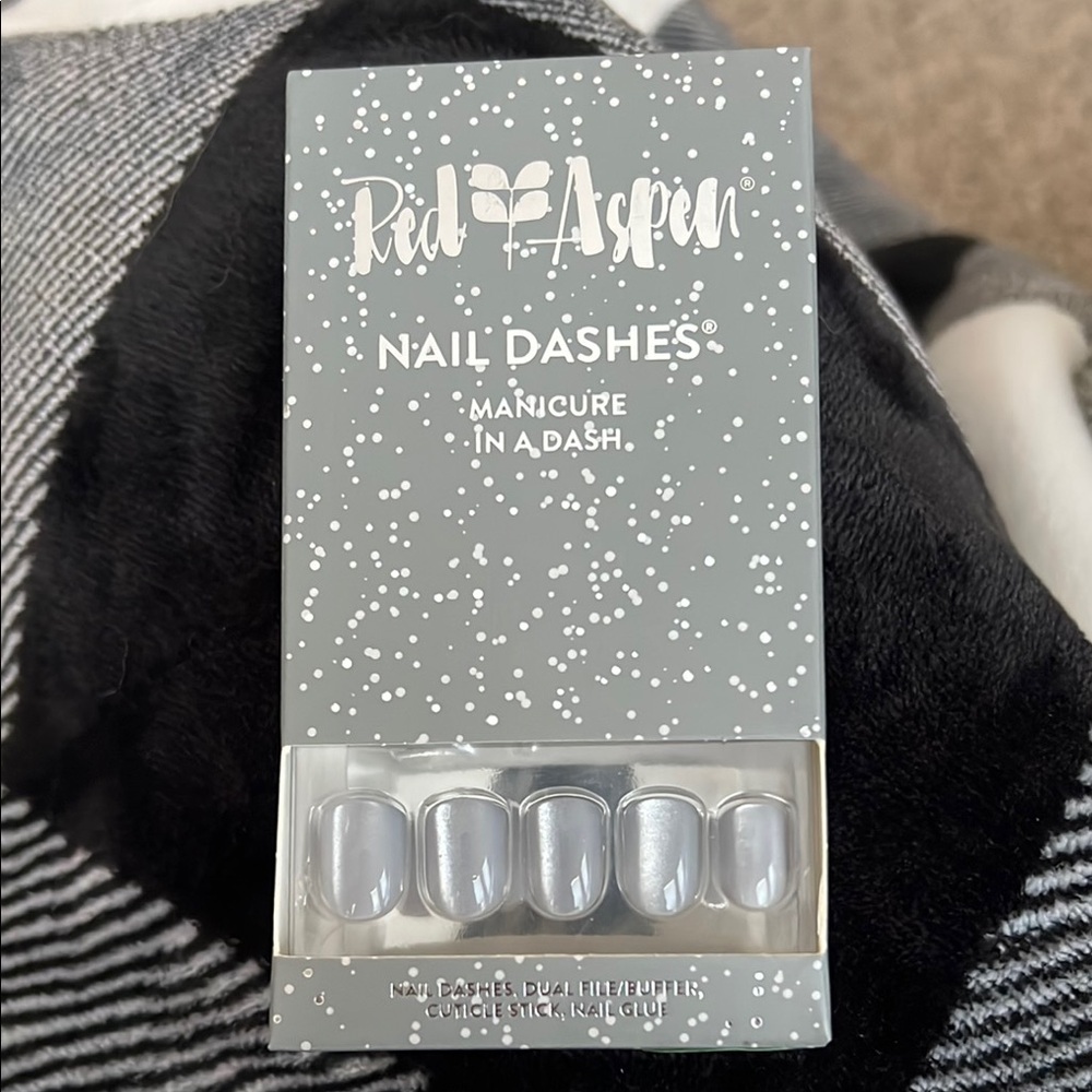 Red Aspen Silver Nail Dashes